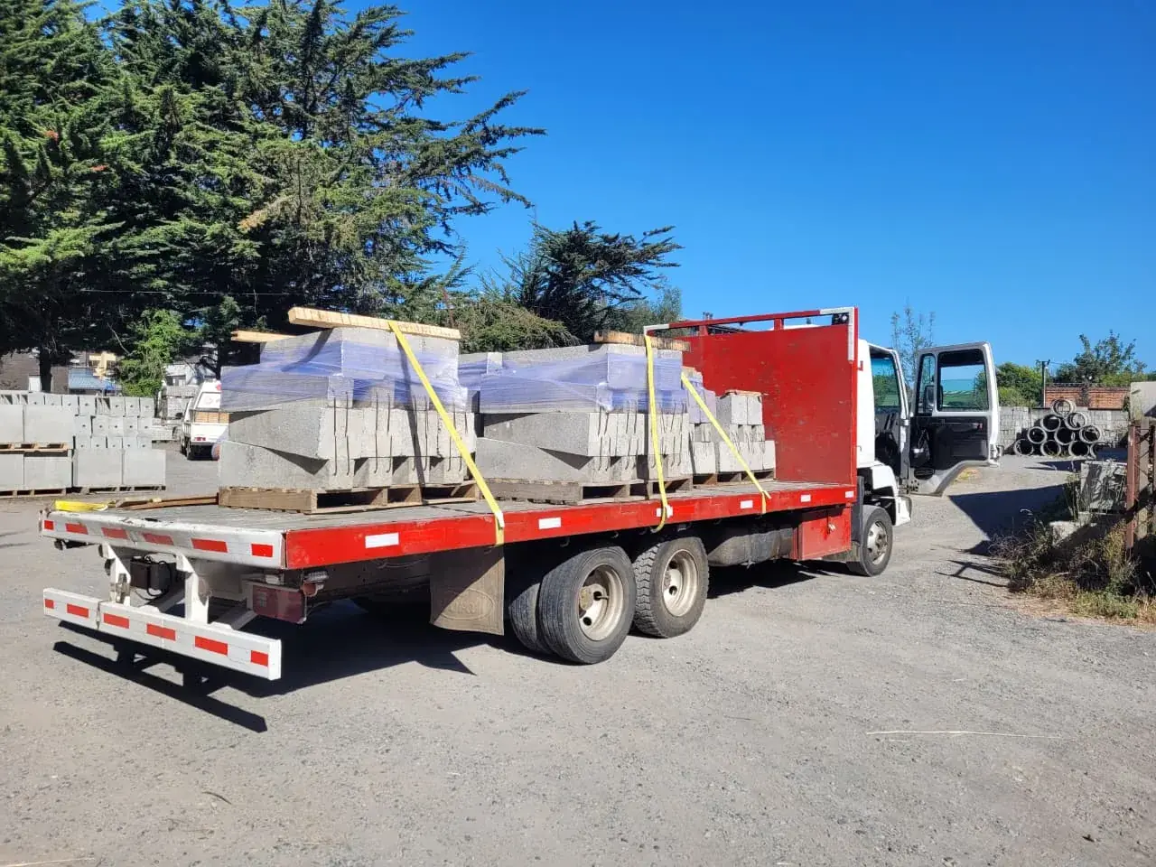 Prefabricados de hormigón asegurados sobre camión para despacho
