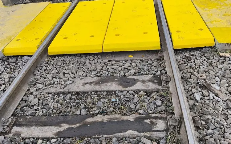 Losetas prefabricadas instaladas en un cruce ferroviario